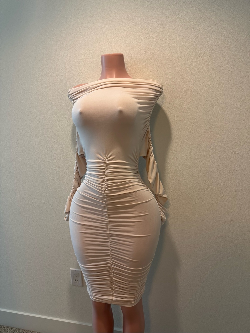 Off-Shoulder Ruched Midi Dress - Picture 3 of 5
